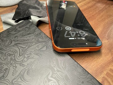 Den övre kanten på iPhone 17 Pro Max blev sliten när den låg i Apple:s TechWoven-fodral. (Bildkälla: u/Jman42023)