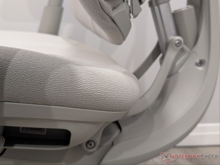 Sätets baksida med kortare fastare skum.