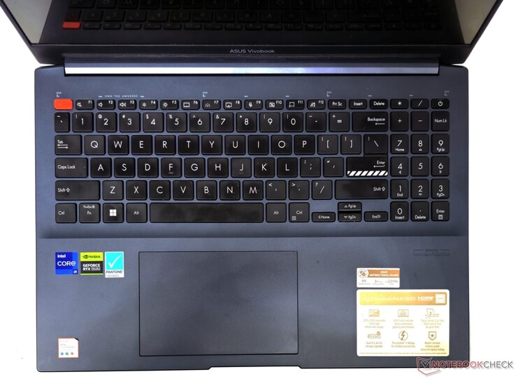 Asus VivoBook Pro 16:s tangentbord och pekplatta ger en hyfsad inmatningsupplevelse