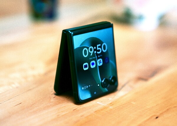 Motorola Razr Ultra a.k.a. Razr Ultra 2025 levererades med Android 15.