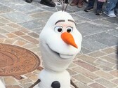 En AI-baserad Olaf-robot välte plötsligt omkull på Disneyland Paris.