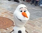 En AI-baserad Olaf-robot välte plötsligt omkull på Disneyland Paris.
