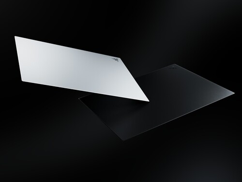 Razer Atlas Pro i svart och vitt visas upp