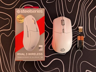 SteelSeries Rival 3 Wireless Gen 2 levereras med två AAA-batterier, en 2,4 GHz-dongle och ingen USB-kabel.