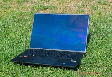 Acer Swift Edge SFE16 i solen