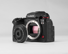 Viltrox nya objektiv AF 28 mm F4.5 Chip L är utrustat med ett inbyggt objektivskydd med skjutspak.
