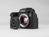 Viltrox nya objektiv AF 28 mm F4.5 Chip L är utrustat med ett inbyggt objektivskydd med skjutspak.