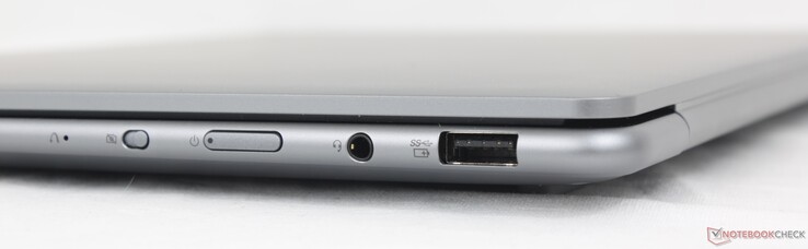Höger: Lenovos återställningsknapp, kamera, strömbrytare, 3,5 mm headset, USB-A (5 Gbps)