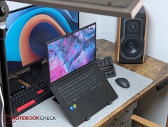 Gigabyte A16 Pro på skrivbordet