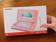 Anbernic RG DS Plus levereras i en låda som visar handhållaren i dess färg.
