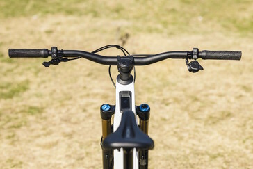 Typiskt för mountainbikes: I stället för en stor display är en display integrerad i överröret