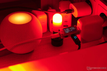 Applei den 29-watts strömförsörjningen saknas 9 volt. Med 5 volt rapporterar HomePod Mini visuellt ett fel. (Foto: Andreas Sebayang/Notebookcheck.com)