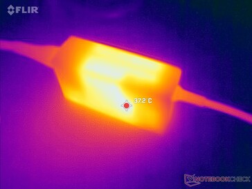 AC-adaptern kan nå över 37 C vid krävande belastningar