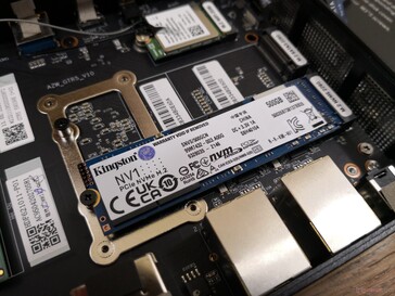 Systemet har stöd för upp till två M.2 2280 SSD-enheter. Tänk på att endast en av M.2-platserna har stöd för NVMe medan den andra endast har stöd för SATA III