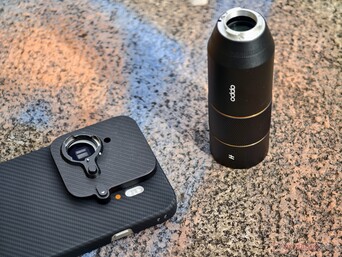 Linsfästet som fästs på fodralet täcker inte bara två kameror utan även den så kallade "True Color"-kameran.