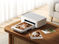 Den nya Desktop Photo Printer 2 kostar cirka 103 dollar på Youpin. Bilden visar en reklambild där skrivaren är i drift.