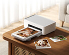 Den nya Desktop Photo Printer 2 kostar cirka 103 dollar på Youpin. Bilden visar en reklambild där skrivaren är i drift.
