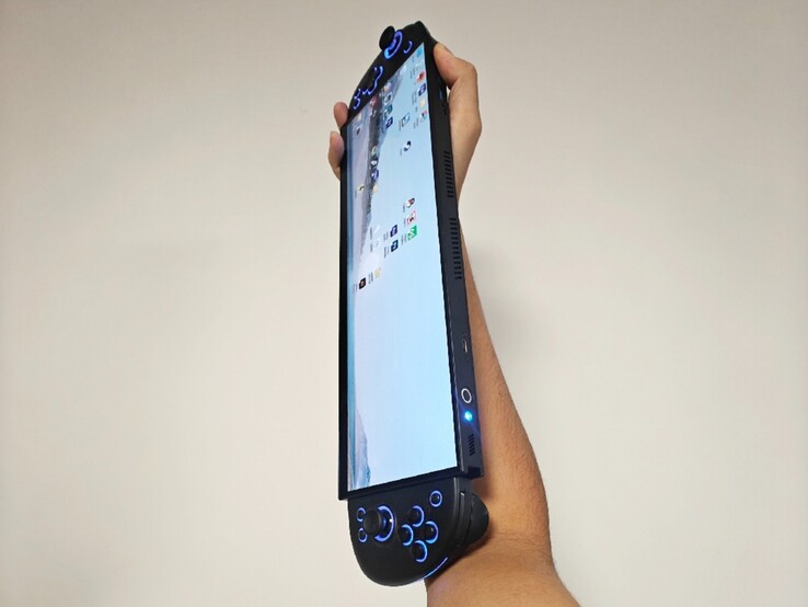 Den ultrabreda DIY-handhållaren är längre än användarens underarm. (Bildkälla: PureDIY via BiliBili)