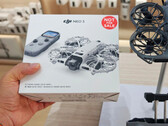 Den påstådda försäljningsförpackningen för DJI Neo 3 bredvid en Neo 2-drönare.