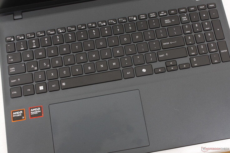 Även om klickplattan har en anständig storlek (~13,4 x 8,3 cm) kan dess återkoppling kännas svampig och otillfredsställande