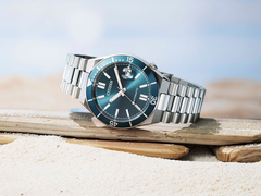 På bilden - Citizen Tsuyosa NJ0231-56L på sidan mot en vit bakgrund.