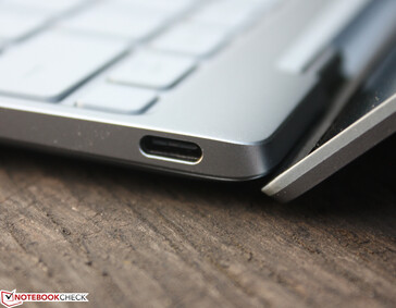 Höger: USB-C 4.0 med Thunderbolt 4 (40 Gb/s, Power Delivery, DisplayPort ALT-läge)