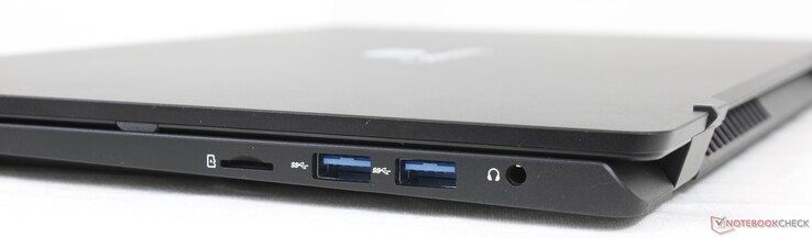 Till höger: MicroSD-läsare, 2x USB-A 3.0, 3,5 mm hörlurar