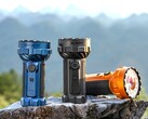 Ficklampan Olight Marauder 3 med 25 000 lumen finns i färgerna Midnight Blue, Black och Orange.