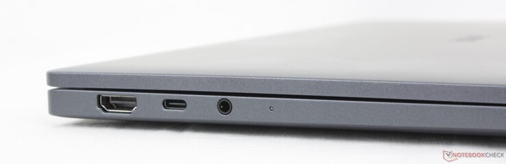 Vänster: HDMI 2.1, USB-C Thunderbolt 4 med DisplayPort 2.1 + Power Delivery 3.1, 3,5 mm headset
