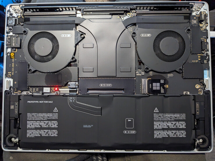 Surface Laptop Ultra har en modulär bottenpanel, men påklämbara aluminiumkåpor hindrar åtkomst till de flesta komponenterna.