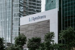 ByteDance-logotypen på företagets kontorsbyggnad i Singapore (Bildkälla: Claudio Schwarz - Unsplash)
