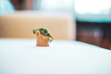 En miniatyrfigur av Grogu (populärt känd som Baby Yoda) från The Mandalorian (Bildkälla: Victor Serban via Unsplash)