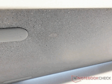 Prototypen Keychron K2 HE Concrete hade en fläck på undersidan. (Bildkälla: Notebookcheck/Stephen Pereyra)