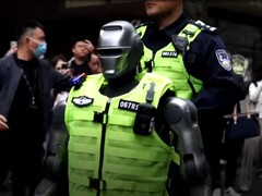 PM01 från företaget Engine AI var den första humanoida roboten i polisens tjänst. (Bildkälla: CGTN)