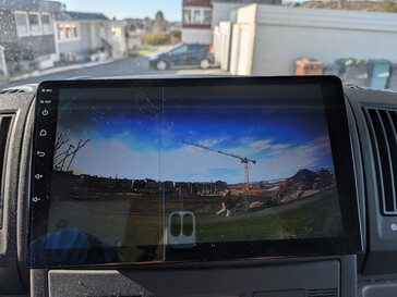 Trots bristerna i kamerans konstruktion är backningsbilden fortfarande helt användbar även på natten