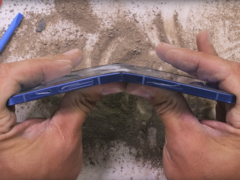 Samsung Galaxy Z Flip 7 (bilden) fungerade fortfarande efter det hårda böjningstestet - och det två gånger. (Bildkälla: JerryRigEverything på YouTube)