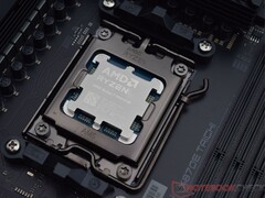 AMD Ryzen X3D-processor installerad i en AM5-moderkortssockel (Bildkälla: Notebookcheck)