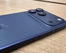 Displayenhet av iPhone 17 Pro Max i Deep Blue med repor på baksidan. (Bildkälla: Consomac)