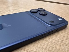 Displayenhet av iPhone 17 Pro Max i Deep Blue med repor på baksidan. (Bildkälla: Consomac)