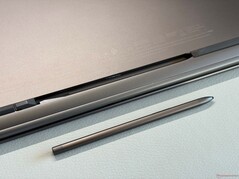 ...mellan de främre gummifötterna...