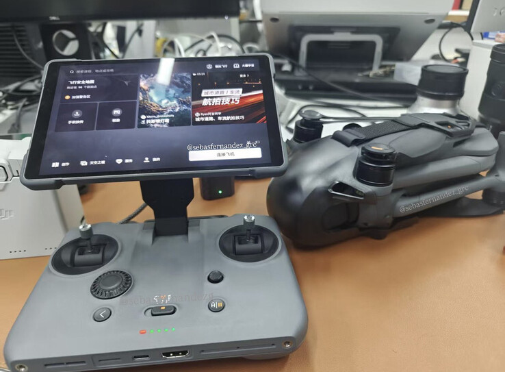 RC Pro 2 har en inbyggd HDMI-utgång och mikrofon med stöd för DJI:s externa mikrofoner. (Bildkälla: via Sebastián Fernández)