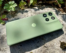 Motorola Moto G56 finns i fyra färgvarianter. Vår granskningsenhet visas i Pantone Dill-grön. (Bildkälla: Notebookcheck)