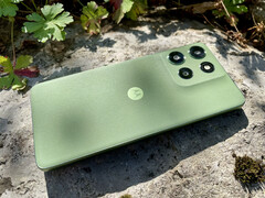 Motorola Moto G56 finns i fyra färgvarianter. Vår granskningsenhet visas i Pantone Dill-grön. (Bildkälla: Notebookcheck)