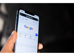 Ett fotografi av en hand som håller i en smartphone med startsidan för Google Sök öppen på skärmen. (Bildkälla: Solen Feyissa på Flickr)