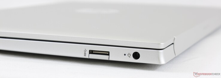 Höger: USB-A 5 Gbps, AC-adapter