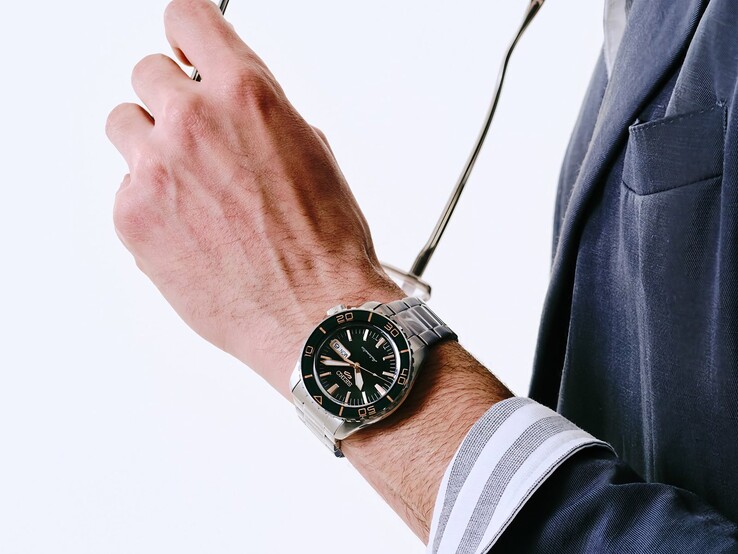 Seiko 5 Sports SKX HDB005-klocka på en persons handled