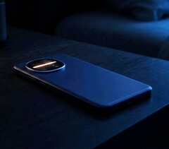 Sharp Aquos R11 har en RGB-LED-remsa i kameramodulen.