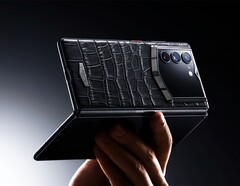 Vertu AlphaFold är valfritt täckt med kalv- eller alligatorläder.
