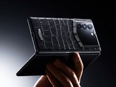 Vertu AlphaFold är valfritt täckt med kalv- eller alligatorläder.