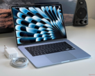 Apple 15-tums MacBook Air med laddare och kabel på ett skrivbord (Bildkälla: Notebookcheck)